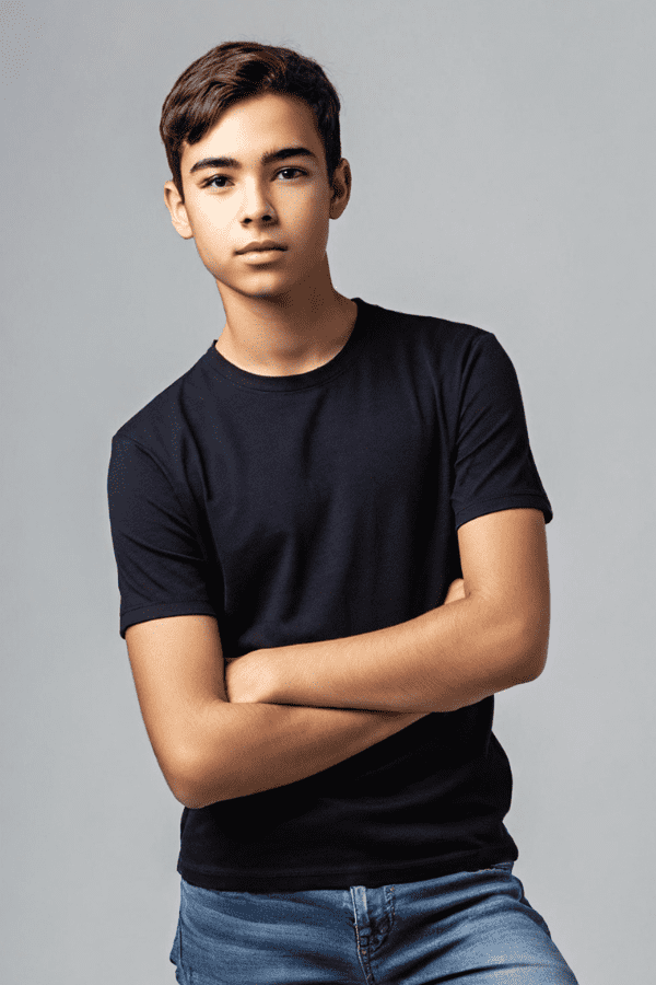 ילד לובש חולצת טריקו שרוול קצר 100% כותנה